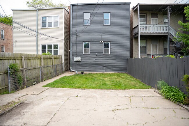 Building Photo - 6611 S Rhodes Ave