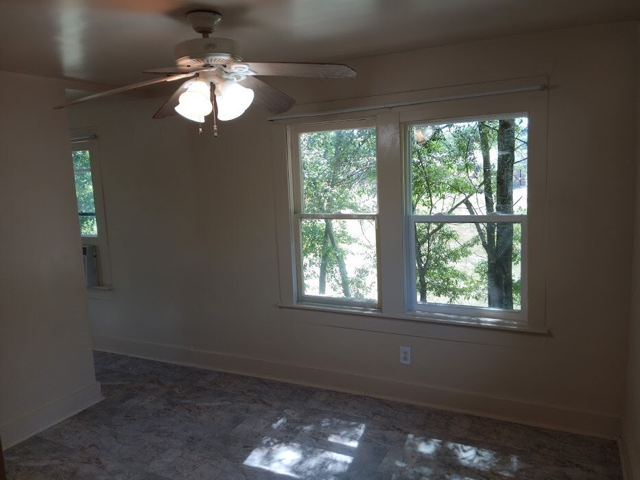 Building Photo - 112 E Nelson St