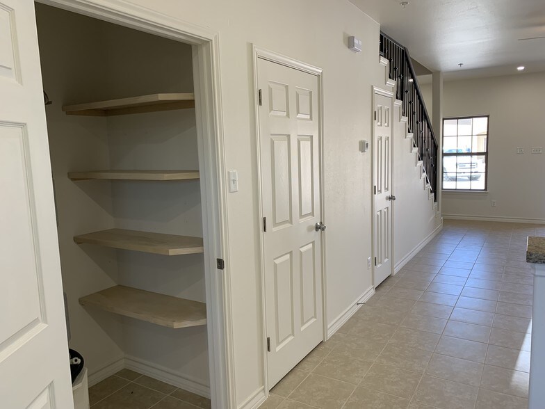 Building Photo - 602 Basswood Dr