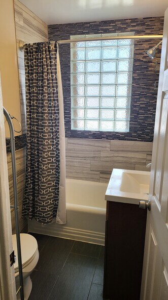 Building Photo - 1231 Penn St NE