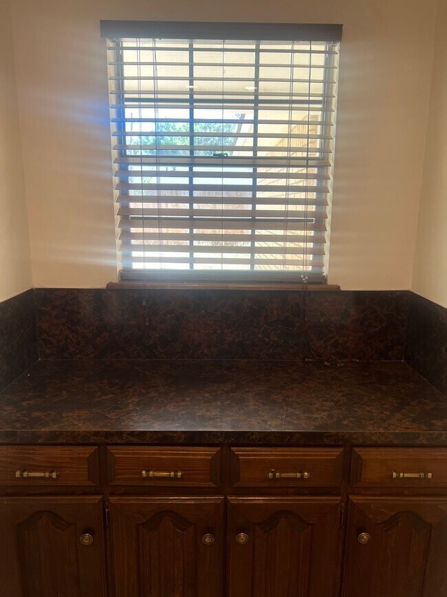 Building Photo - 3 bed 2 bath 2 car garage