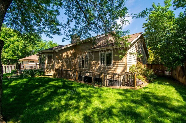 Building Photo - 1223 Red Oak Ct