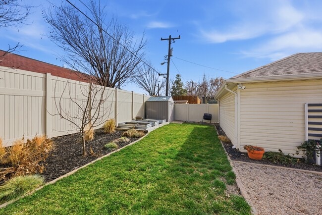 Building Photo - 574 Pugsley St