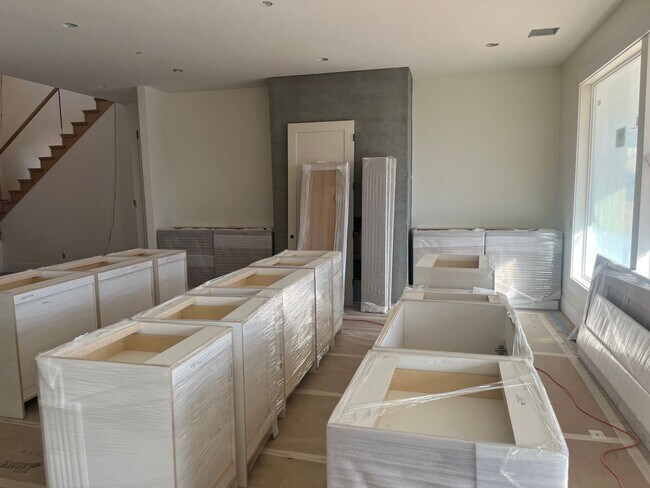 Building Photo - Gorgeous 6 bedroom with pool