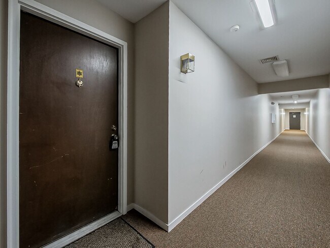 Building Photo - AVAILABLE NOW! Inviting 2-Bedroom, 2-Bath Home in a Convenient Farmington Hills Community