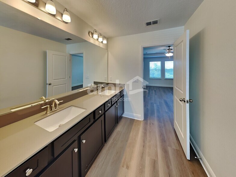 Building Photo - 1054 Heavenly Dr