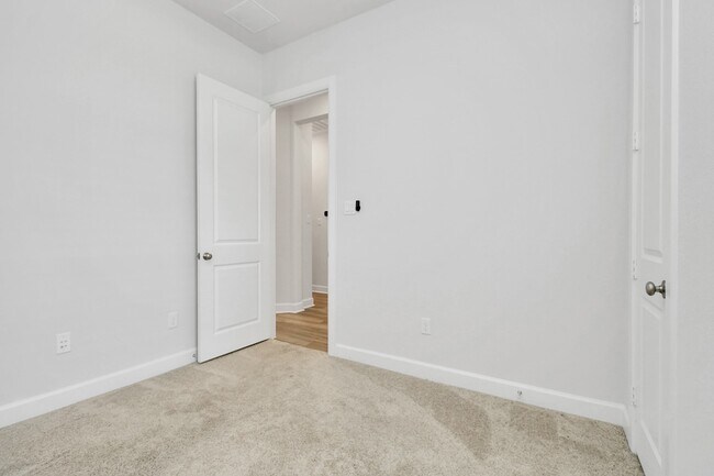 Building Photo - 1535 Park Path Dr