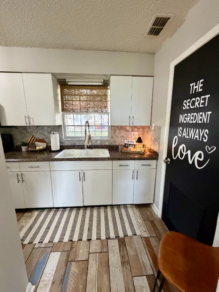 Building Photo - 704 W 13th St