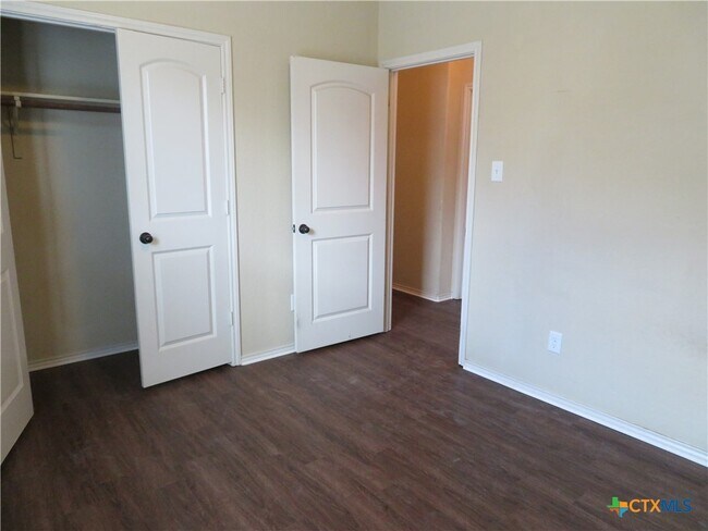 Building Photo - 554 Creekside Cir