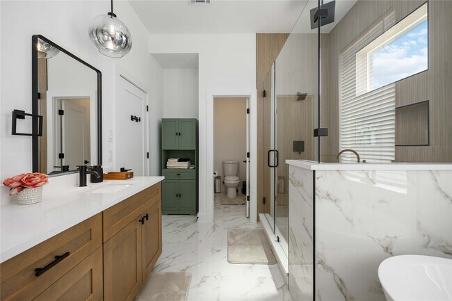 Building Photo - 3028 Lamar St