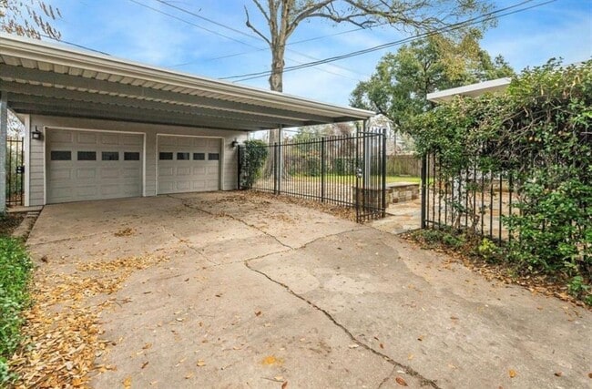 Building Photo - 9916 Westview Dr