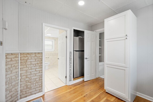 Building Photo - Beautiful 1 bedroom home with BONUS room in Natrona Heights available April 1!