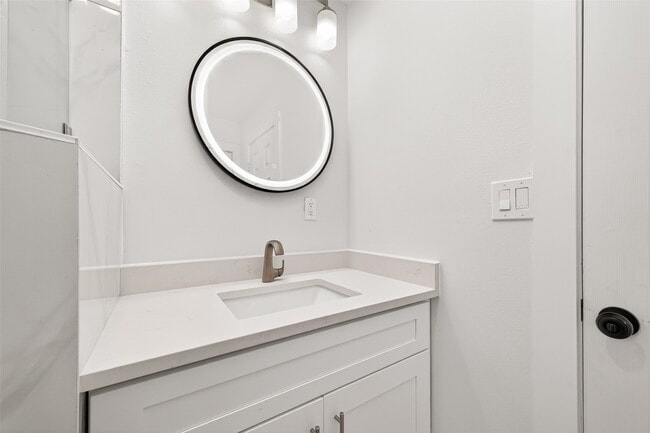 Building Photo - 6615 W Montgomery Rd