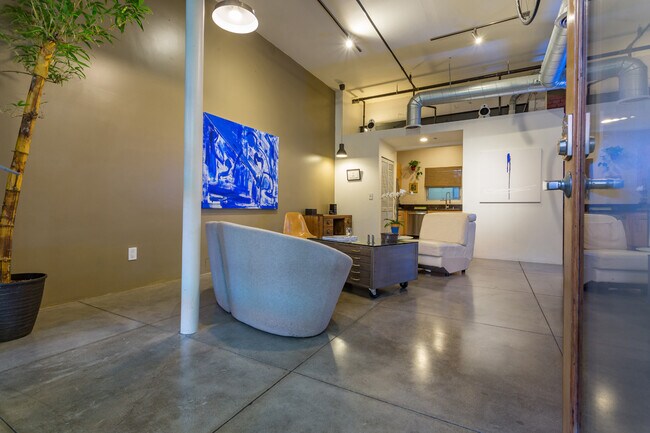 Front entrance - 827 Pine Ave