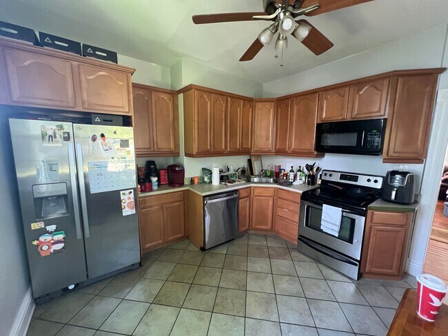 Building Photo - Gorgeous 3 bdrm/2.5 bath newly renovated h...