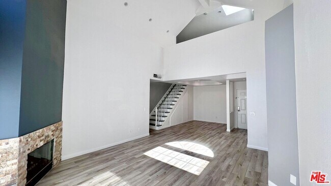 Building Photo - 5420 Sylmar Ave