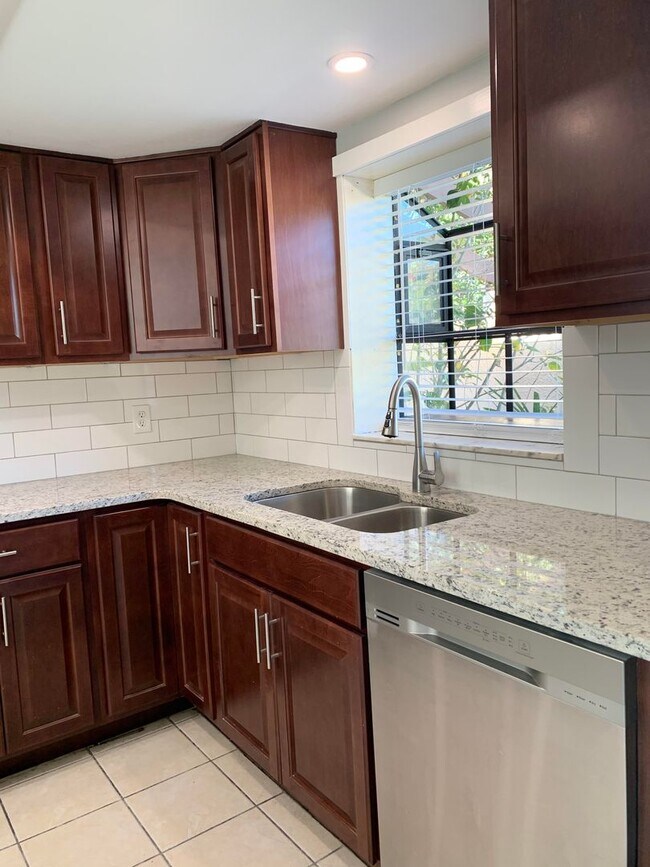 Building Photo - Beautiful and Updated 2/2 in Kissimmee