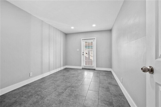 Building Photo - 1470 N Dixie Hwy