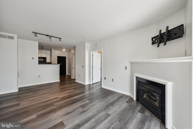 Building Photo - 851 N Glebe Rd