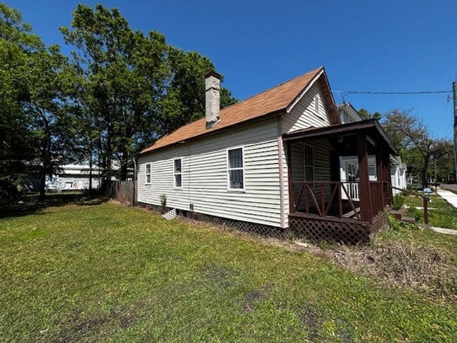 Building Photo - Great Location!