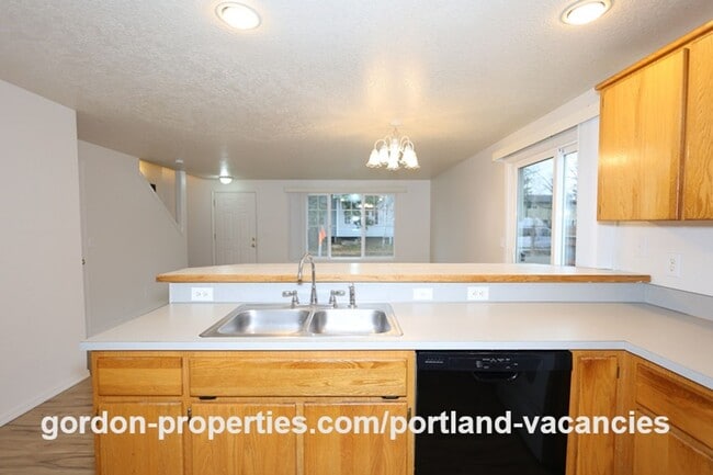 Building Photo - SE 73rd Ave - 3 bedroom townhouse in Mt Scott-Arleta neighborhood