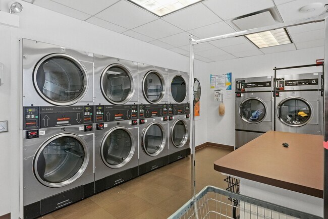 Building Photo - 2020 N Lincoln Park W