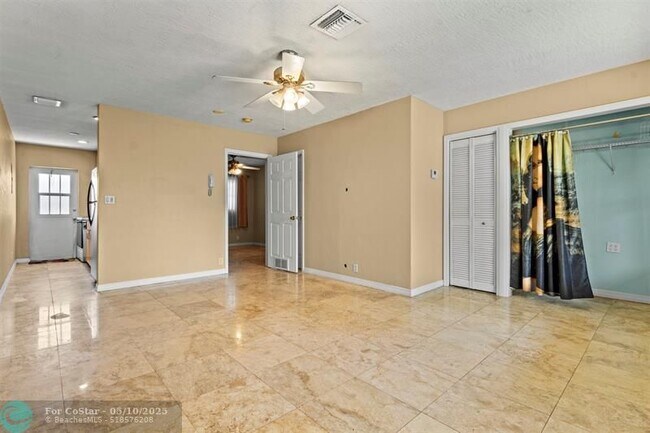 Building Photo - 736 NE 13th Ct