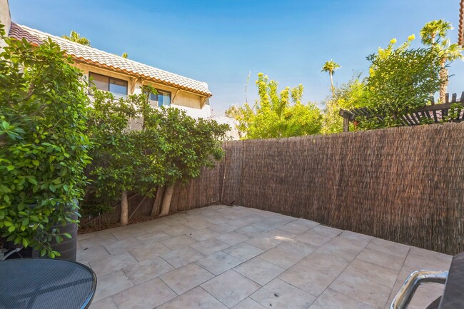 Building Photo - Casa de Oro 2 Bed/ 1.5 Bath Townhome with ...