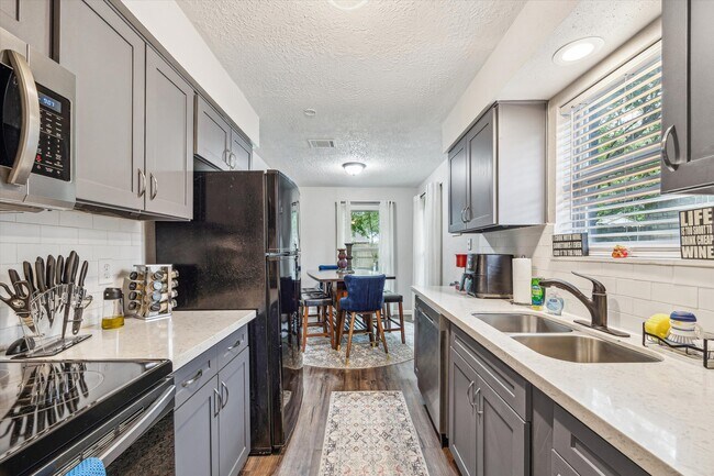 Building Photo - 5013 Valleyview Dr