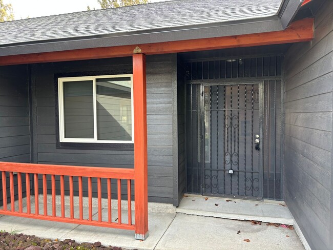 Building Photo - Redmond Home with Amazing Deck Views