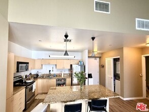 Building Photo - 630 W 6th St