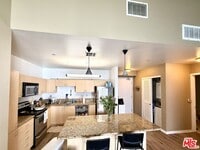 Building Photo - 630 W 6th St