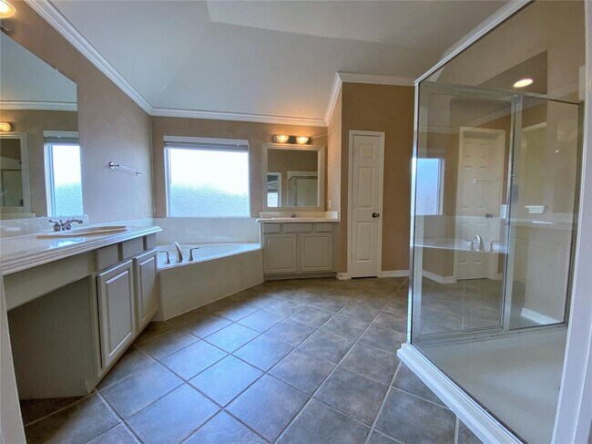 Building Photo - 5314 Blossom St