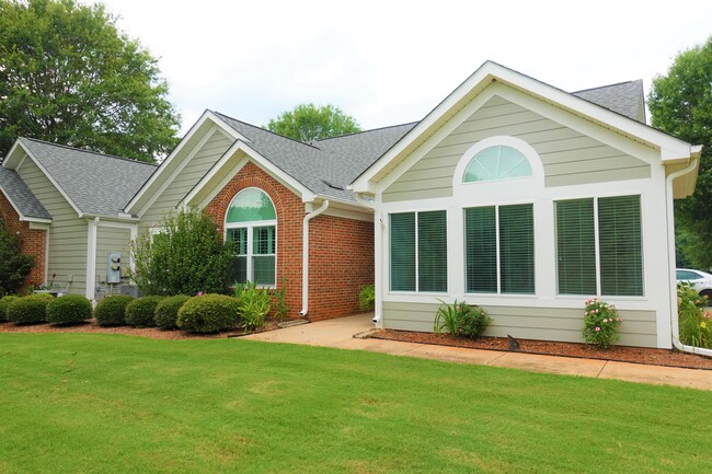 Building Photo - 303 Heritage Club Dr