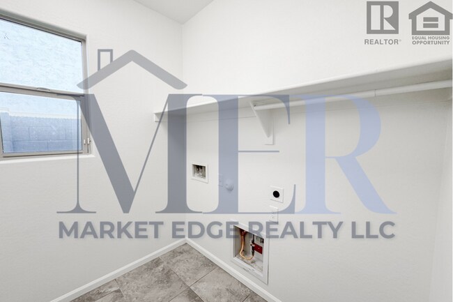 Building Photo - 3Bed/3Bath House in Buckeye! Ready for Immediate Move-In! -- Fenced-In Yard!!