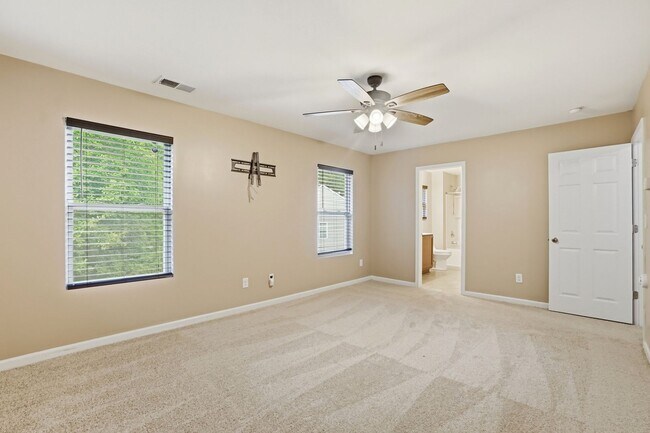 Building Photo - Spacious 4BR Home with New Carpet & Fenced Backyard