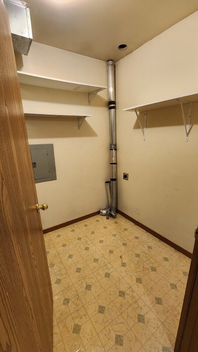 Building Photo - 2 Bedroom, 1 1/2 Bathroom Apartment With A/C & Garage - Available Now!