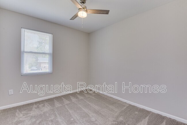 Building Photo - 3416 Kensington Dr N