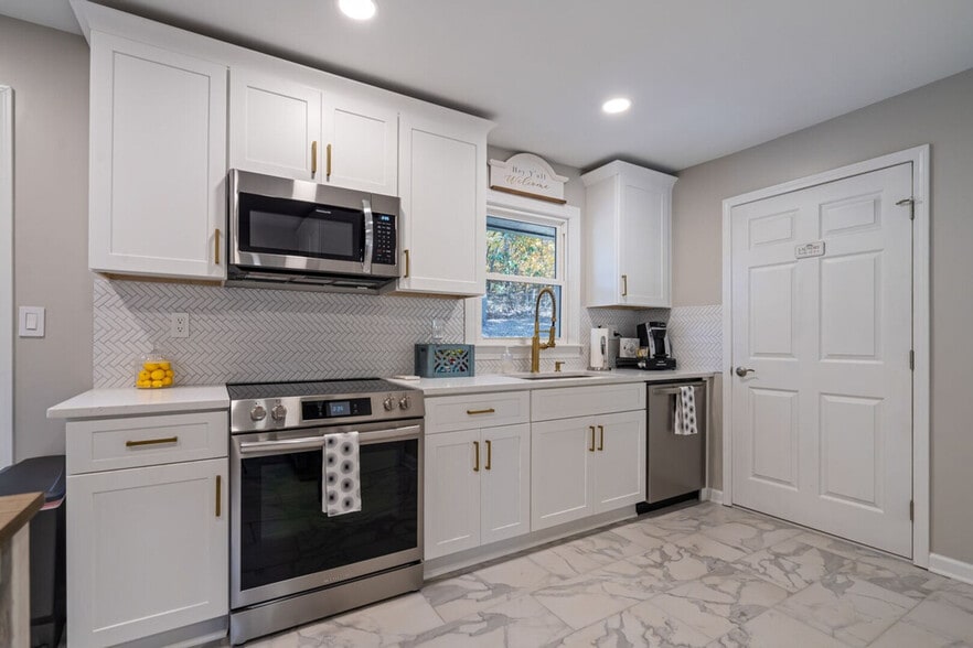 Building Photo - 6 Oriole Dr