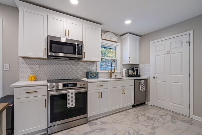 Building Photo - 6 Oriole Dr