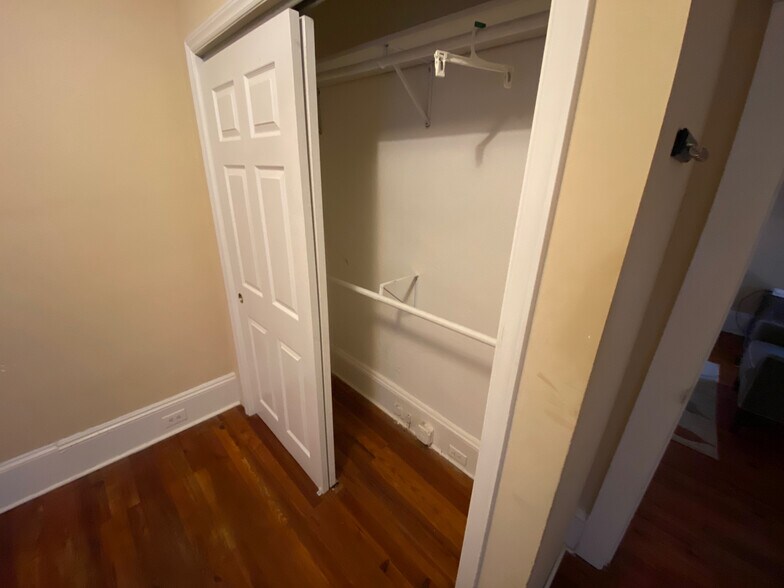 Building Photo - Room in House on Brooks St