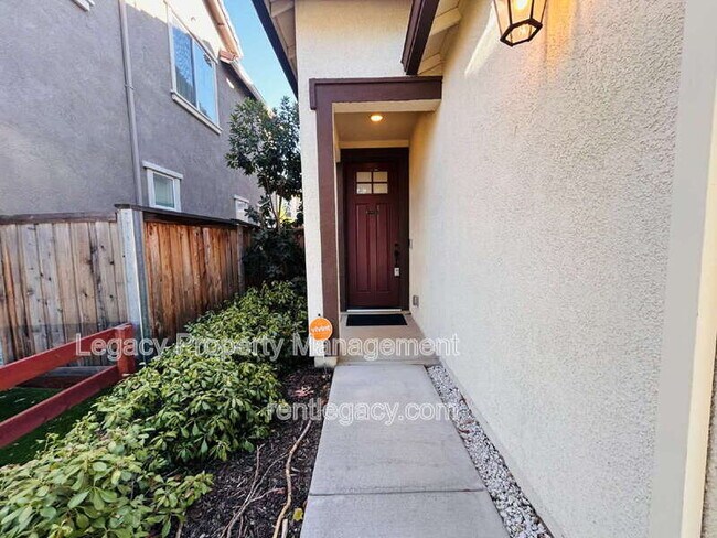 Building Photo - 320 Fruitvale Rd