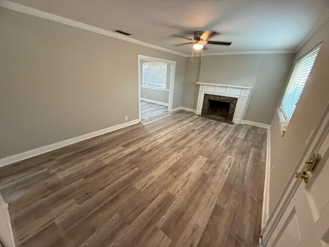 Building Photo - Charming 4 Bedroom Cottage - Recently Updated!