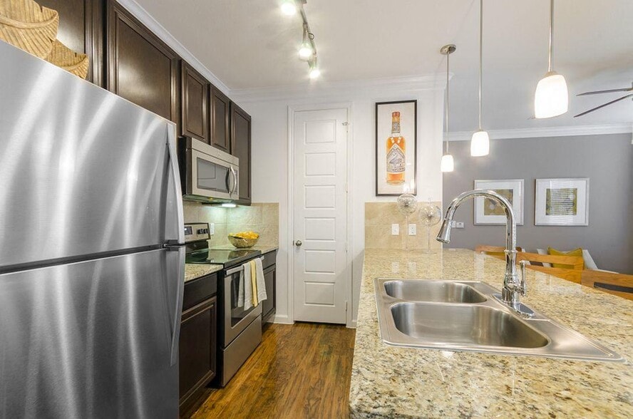 Building Photo - Berkshire Lakeway