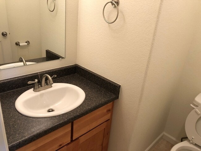 Building Photo - Fantastic Townhome in Wellington