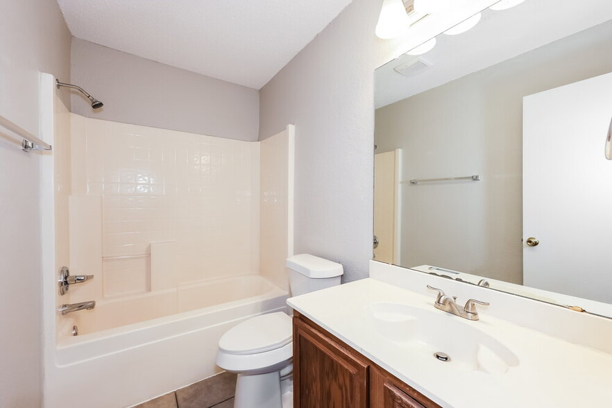 Building Photo - 1223 Reeves Ln