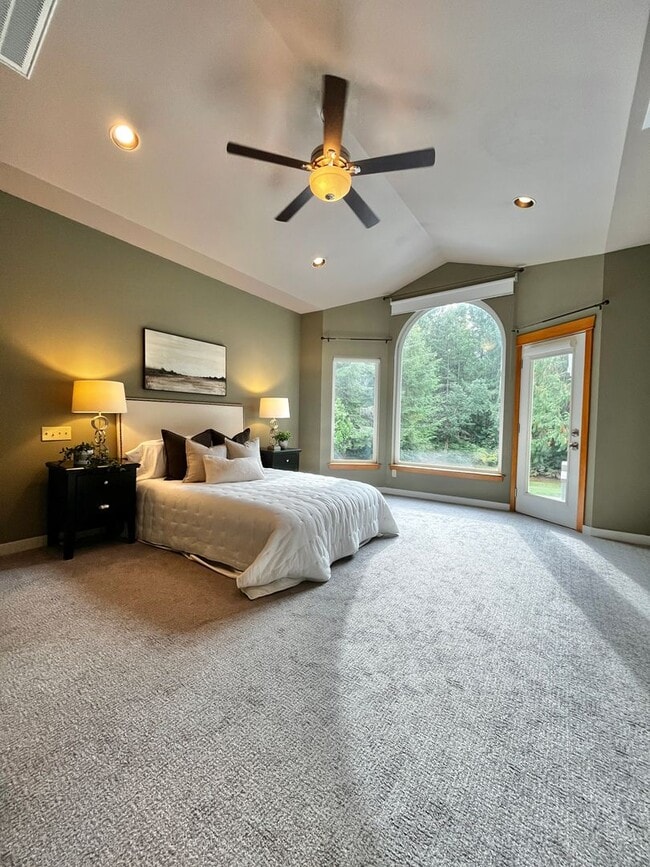 Building Photo - Seabeck Heights Home with Pickle Ball Court!