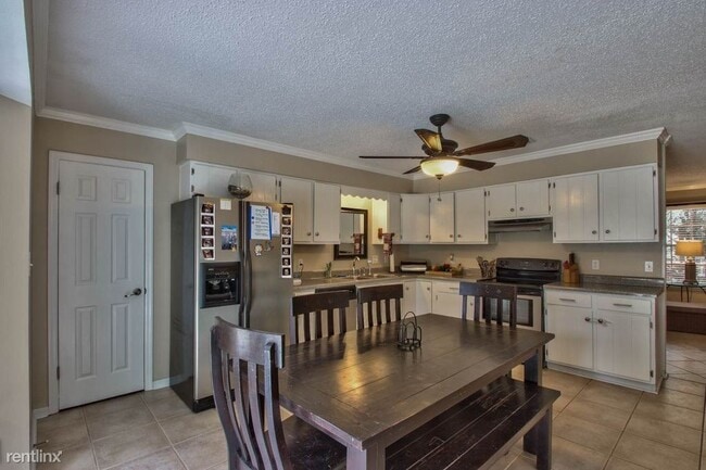 Building Photo - Beautiful 3/2 single family home