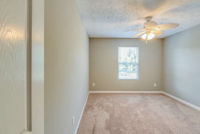 Building Photo - This 3 BR/2.5 BA Oak Hill Townhome Should Satisfy Your Standards!!!