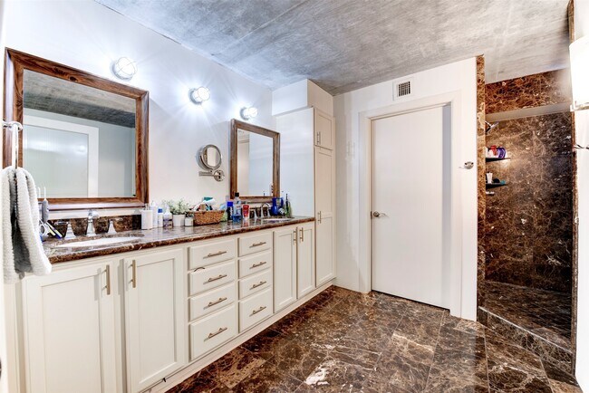 Building Photo - 1005 S Shepherd Dr